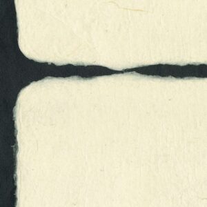Detail van Elitis behang Hanji Nishino RM 1059 02 met handgeschept papierlook en zwarte achtergrond.