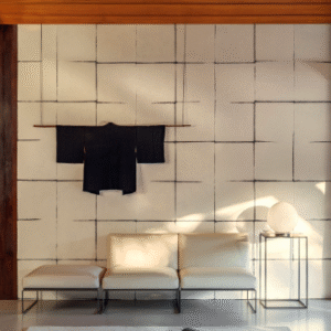 Moderne zithoek met Elitis Hanji Nishino behang, een kimono aan de muur en minimalistisch wit meubilair.