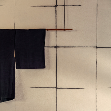 Japans geïnspireerd Elitis behang Hanji Nishino RM 1059 02 met een minimalistische kimono als decoratief accent.
