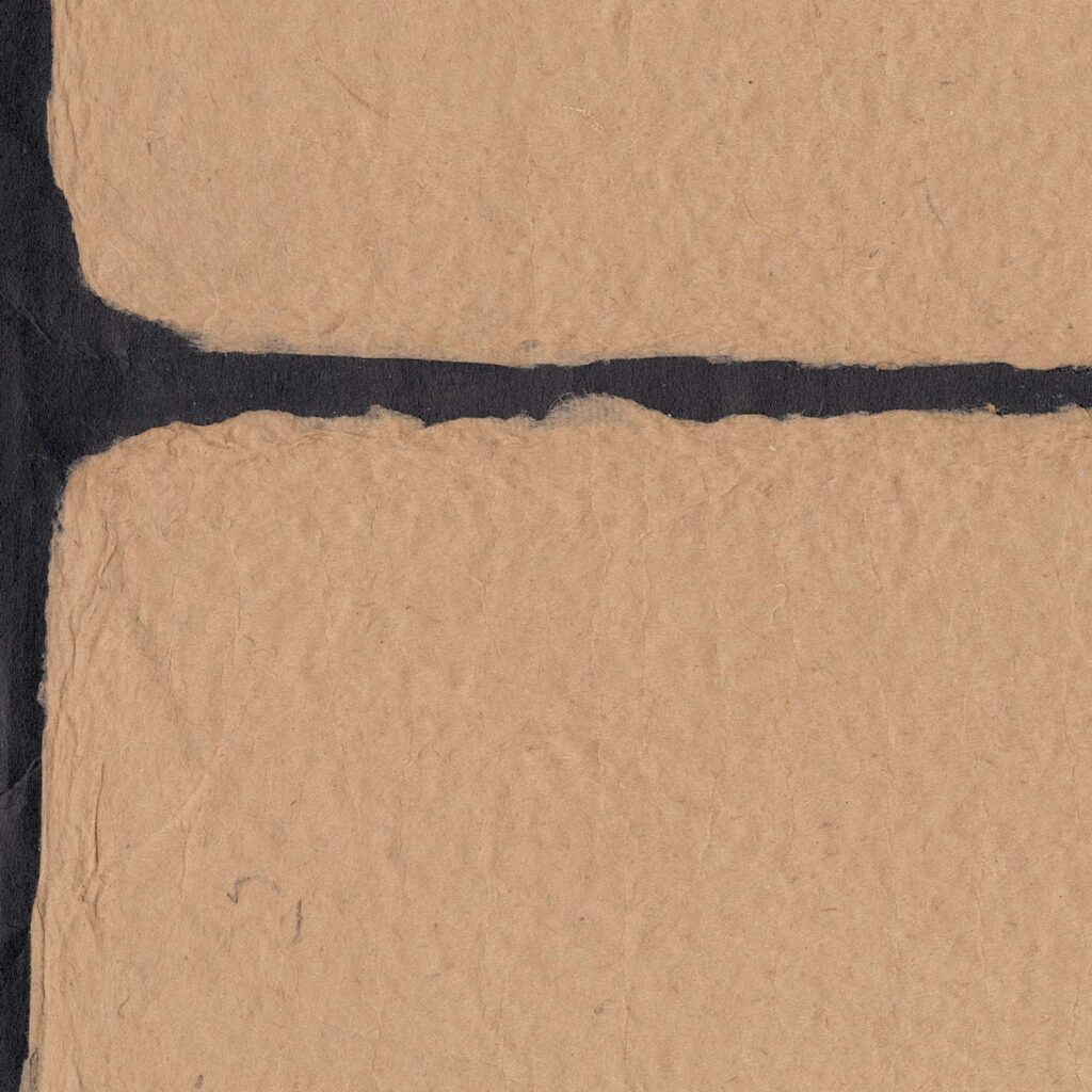 Close-up van Elitis behang Hanji Nishino RM 1059 04 met een rechthoekig patroon van beige papier en zwarte lijnen.