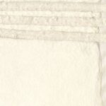 Detailopname van Elitis behang Hanji Noto RM 1058 01 met een handgeschept papiertextuur in zachte crèmetinten.
