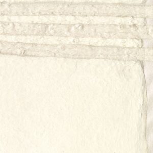 Detailopname van Elitis behang Hanji Noto RM 1058 01 met een handgeschept papiertextuur in zachte crèmetinten.