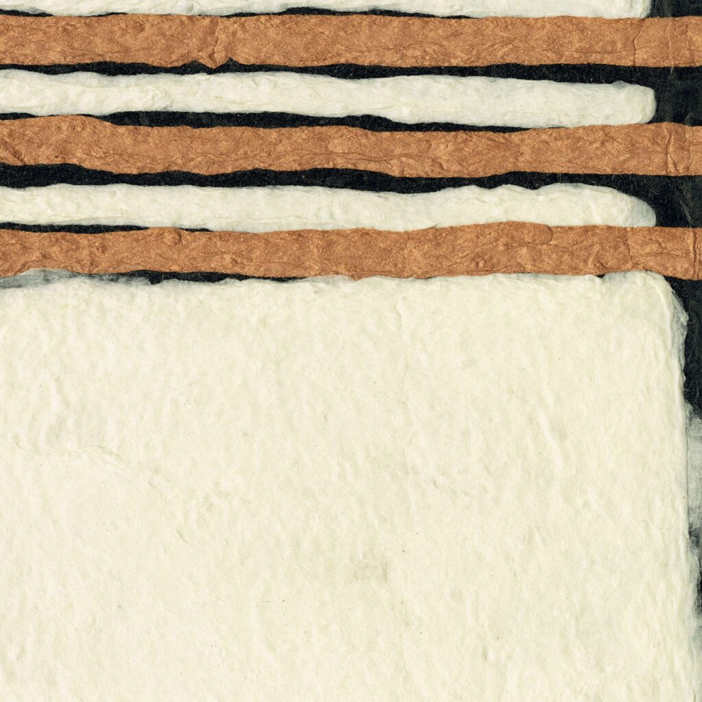 Textuur van Elitis Hanji Noto RM 1058 02 behang met handgeschept papier en horizontale strepen in bruin, zwart en off-white.