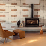 Moderne zithoek met haard en Elitis Hanji Noto RM 1058 02 behang met grafisch patroon op de achterwand.