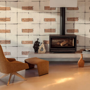 Moderne zithoek met haard en Elitis Hanji Noto RM 1058 02 behang met grafisch patroon op de achterwand.