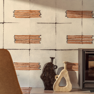 Sfeervolle interieurhoek met Elitis Hanji Noto RM 1058 02 behang en decoratieve keramieken objecten.