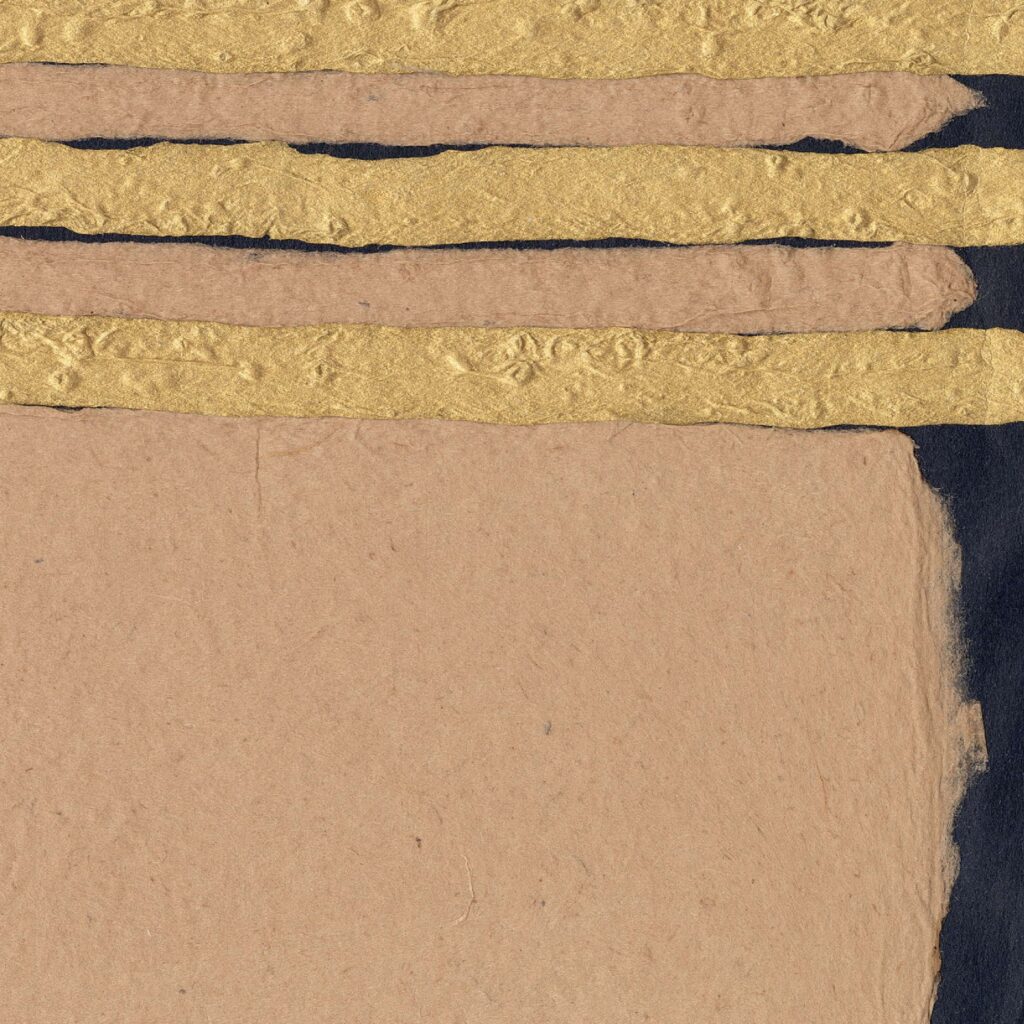 Structuurbehang Elitis Hanji Noto RM 1058 03 met onregelmatige horizontale banen in goud en beige op een donkere achtergrond.