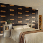 Sfeervolle slaapkamer met Elitis Hanji Noto RM 1058 80 behang in zwart met gouden accenten.