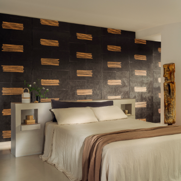 Sfeervolle slaapkamer met Elitis Hanji Noto RM 1058 80 behang in zwart met gouden accenten.