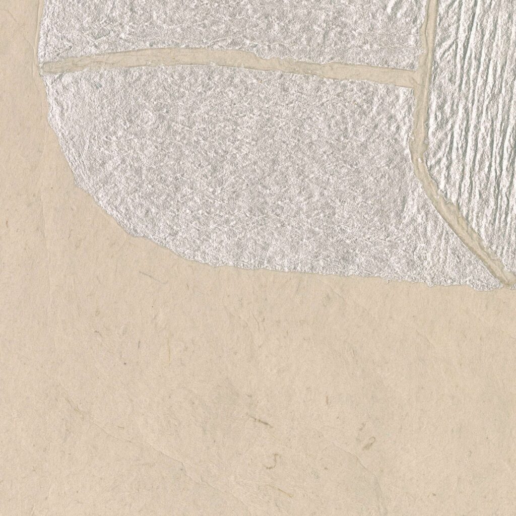 Close-up van Elitis behang Hanji Takara RM 1062 02 met een textuur van zilverkleurige en beige vlakken in papierachtige structuur.
