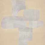 Abstract patroon van Elitis behang Hanji Takara RM 1062 02 met organische vormen in zilvergrijs op een beige achtergrond.