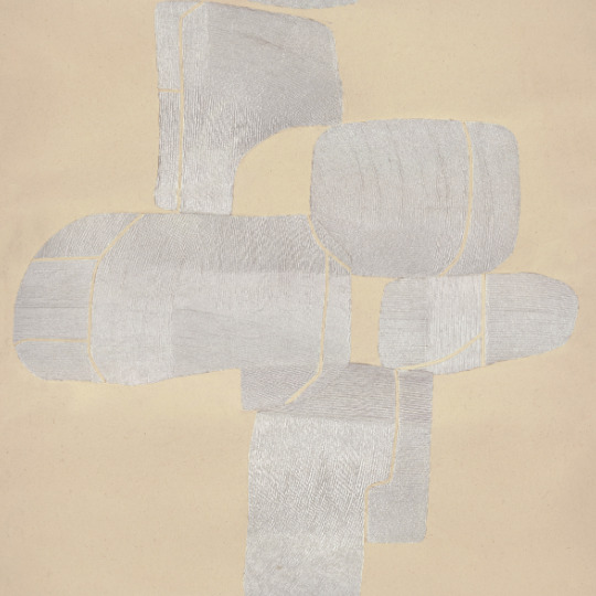 Abstract patroon van Elitis behang Hanji Takara RM 1062 02 met organische vormen in zilvergrijs op een beige achtergrond.