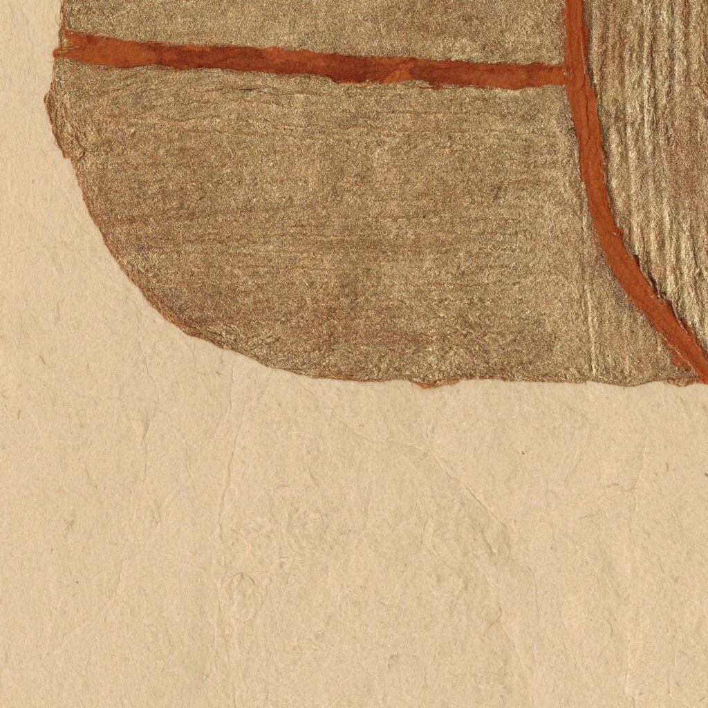 Detail van Elitis behang Hanji Takara RM 1062 04 met een goudkleurig organisch patroon op een beige, vezelige achtergrond.