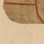 Detail van Elitis behang Hanji Takara RM 1062 04 met een goudkleurig organisch patroon op een beige, vezelige achtergrond.