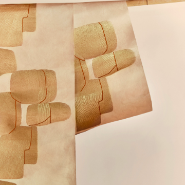 Detail van Elitis Hanji Takara RM 1062 04 behang met abstracte goudkleurige vormen op een zachte, beige achtergrond.