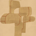 Abstract patroon van het Elitis behang Hanji Takara RM 1062 04 met organische vormen in goudtinten en rode lijnen op een beige achtergrond.