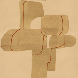 Abstract patroon van het Elitis behang Hanji Takara RM 1062 04 met organische vormen in goudtinten en rode lijnen op een beige achtergrond.