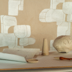 Sfeervolle interieursetting met Elitis Hanji Takara RM 1062 04 behang en decoratieve keramische objecten op een tafel.