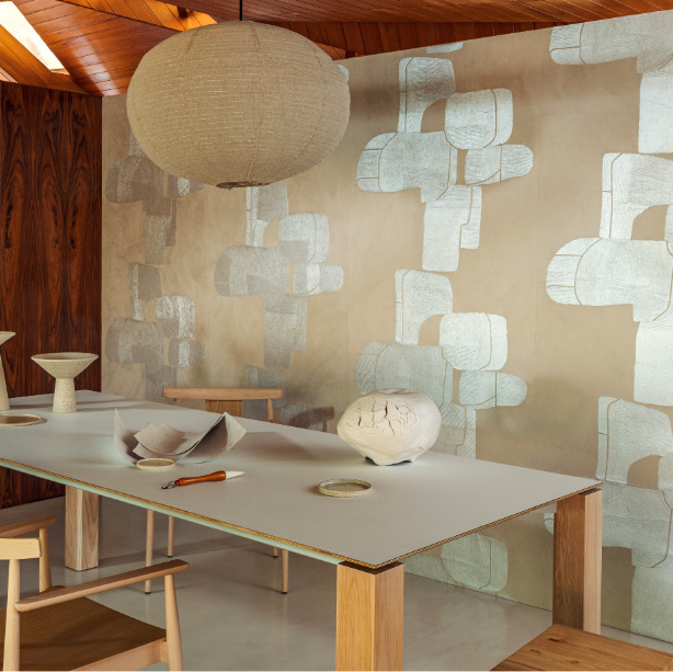 Moderne eetkamer met Elitis Hanji Takara RM 1062 04 behang met abstract reliëfpatroon op de muur.