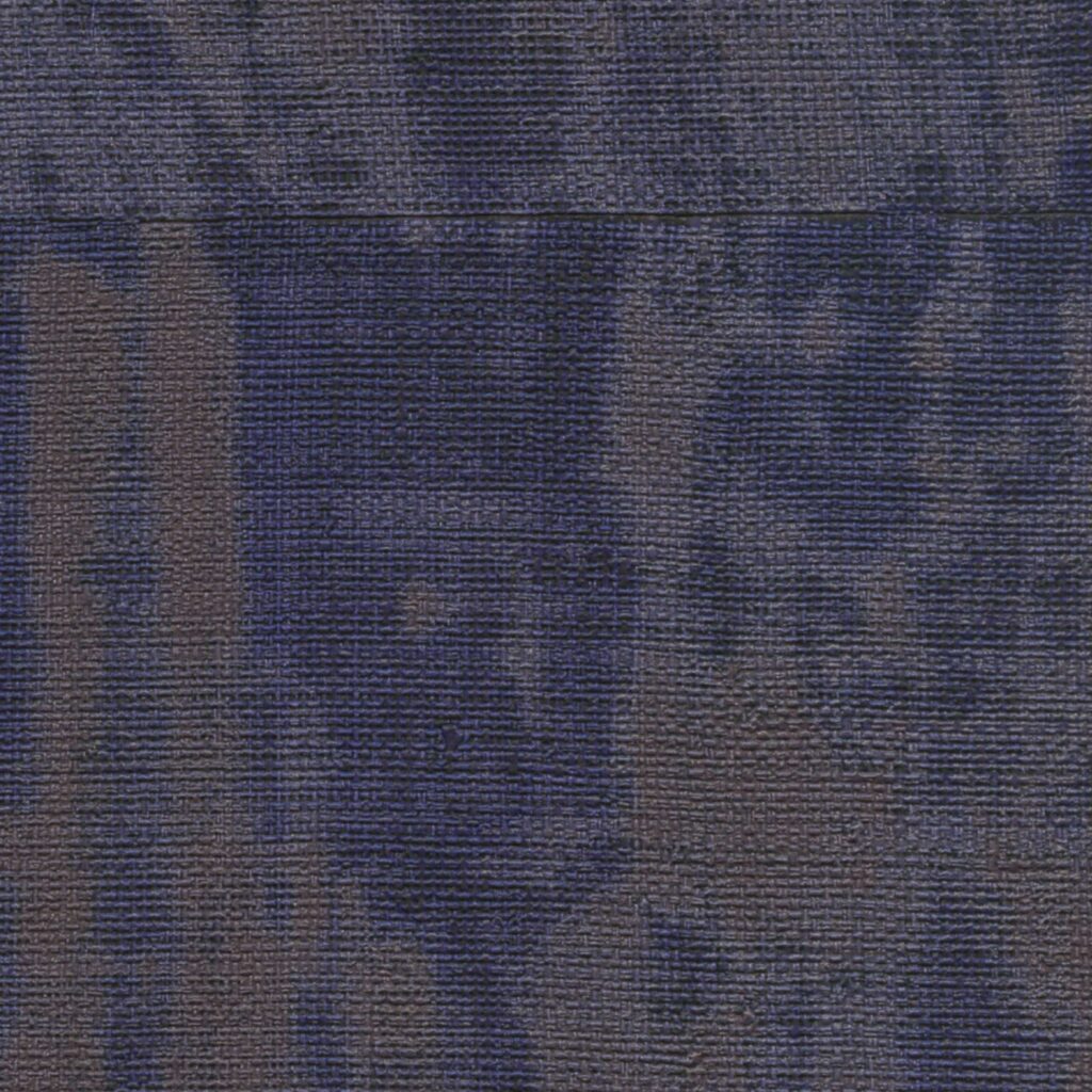 Donkerblauw Elitis-behang uit de La Caravane collectie met een artistiek, geweven textuurpatroon.
