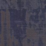 Donkerblauw Elitis-behang uit de La Caravane collectie met een artistiek, geweven textuurpatroon.