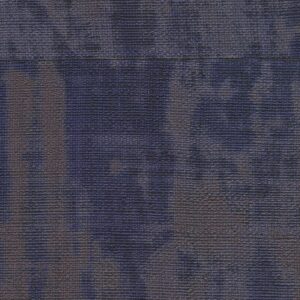 Donkerblauw Elitis-behang uit de La Caravane collectie met een artistiek, geweven textuurpatroon.