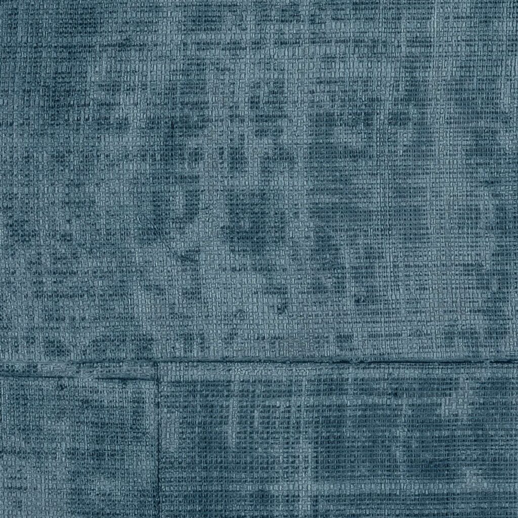 Blauw Elitis behang uit de La Caravane collectie met een textiele, artistieke structuur.
