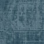 Blauw Elitis behang uit de La Caravane collectie met een textiele, artistieke structuur.