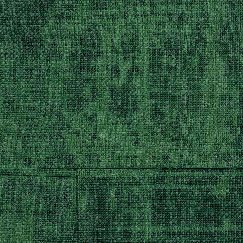 Groen Elitis-behang uit de La Caravane collectie met een textielachtige, artistieke structuur.