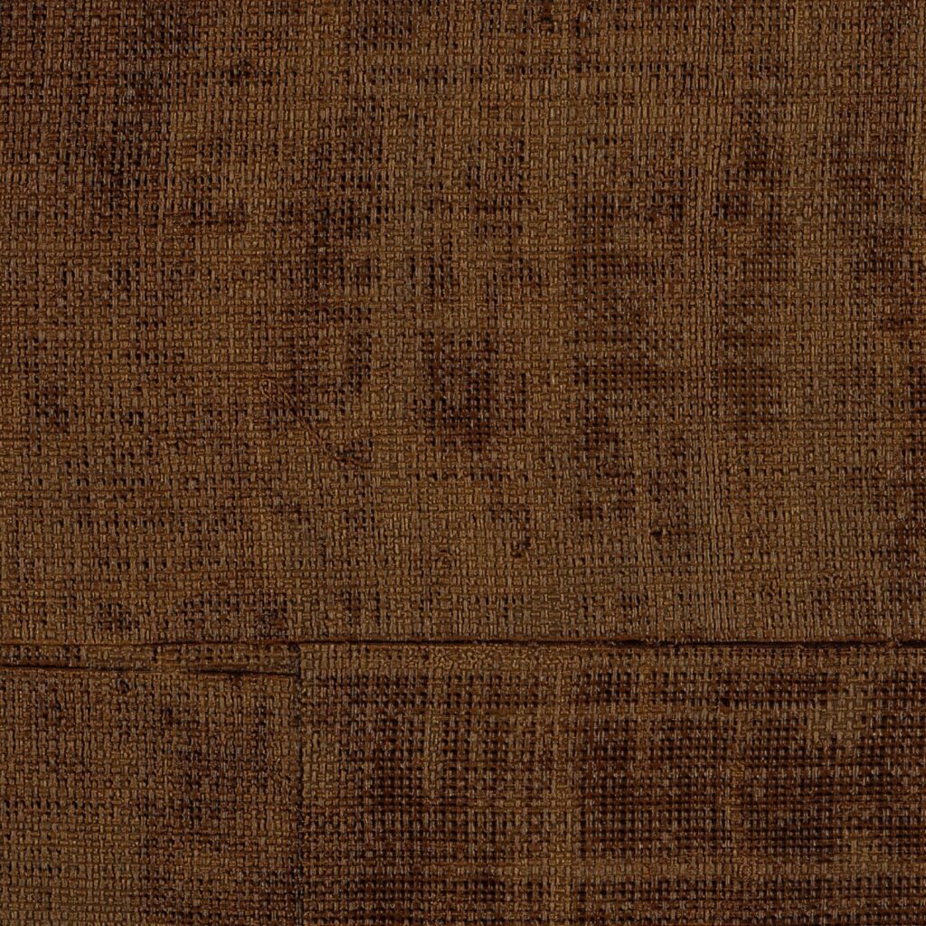 Donkerbruin Elitis behang uit de La Caravane collectie met een textielachtige, verweerde linnenstructuur.