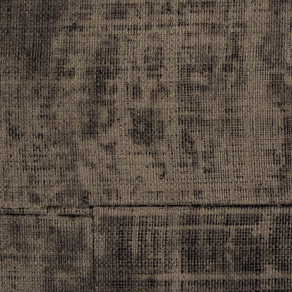 Donkerbruin Elitis-behang uit de La Caravane collectie met een grove textielstructuur en artistiek verweerd patroon.