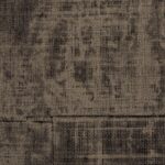Donkerbruin Elitis-behang uit de La Caravane collectie met een grove textielstructuur en artistiek verweerd patroon.