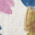 Detail van Elitis-behang ‘La Caravane au Pied du Ventoux’ met kleurrijke penseelstreken op grof textielachtig oppervlak.
