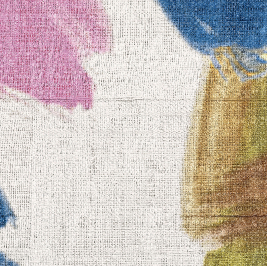 Detail van Elitis-behang ‘La Caravane au Pied du Ventoux’ met kleurrijke penseelstreken op grof textielachtig oppervlak.
