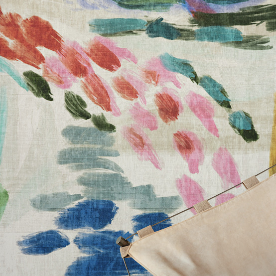 Detail van Elitis-behang 'La Caravane au Pied du Ventoux' met kleurrijke, abstracte penseelstreken in roze, rood, blauw en groen.