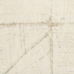 Lichtbeige Elitis-behang uit de La Caravane Chogak collectie met een textielachtige structuur en subtiele geometrische naden.