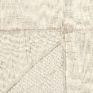 Lichtbeige Elitis-behang uit de La Caravane Chogak collectie met een textielachtige structuur en subtiele geometrische naden.