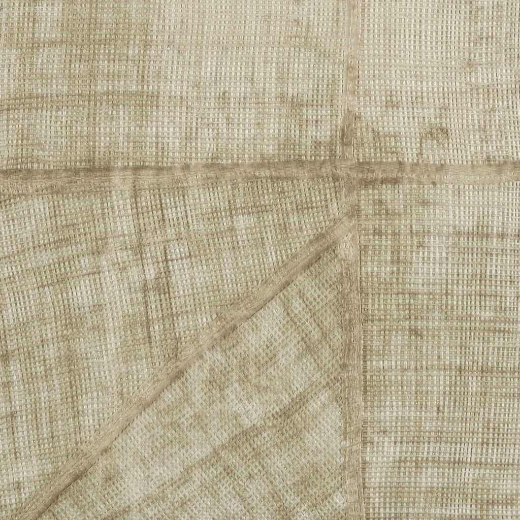 Beige Elitis La Caravane Chogak VP 943 03 behang met textuur en geometrisch patchworkpatroon.
