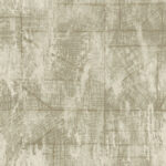 Beige Elitis-behang uit de La Caravane Chogak collectie met een textuur die doet denken aan verweerd hout.