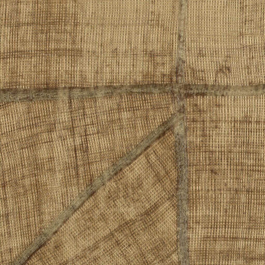 Detail van Elitis-behang La Caravane Chogak VP 943 05 met een textuur van geweven, aardkleurige vlakken en donkere lijnen.