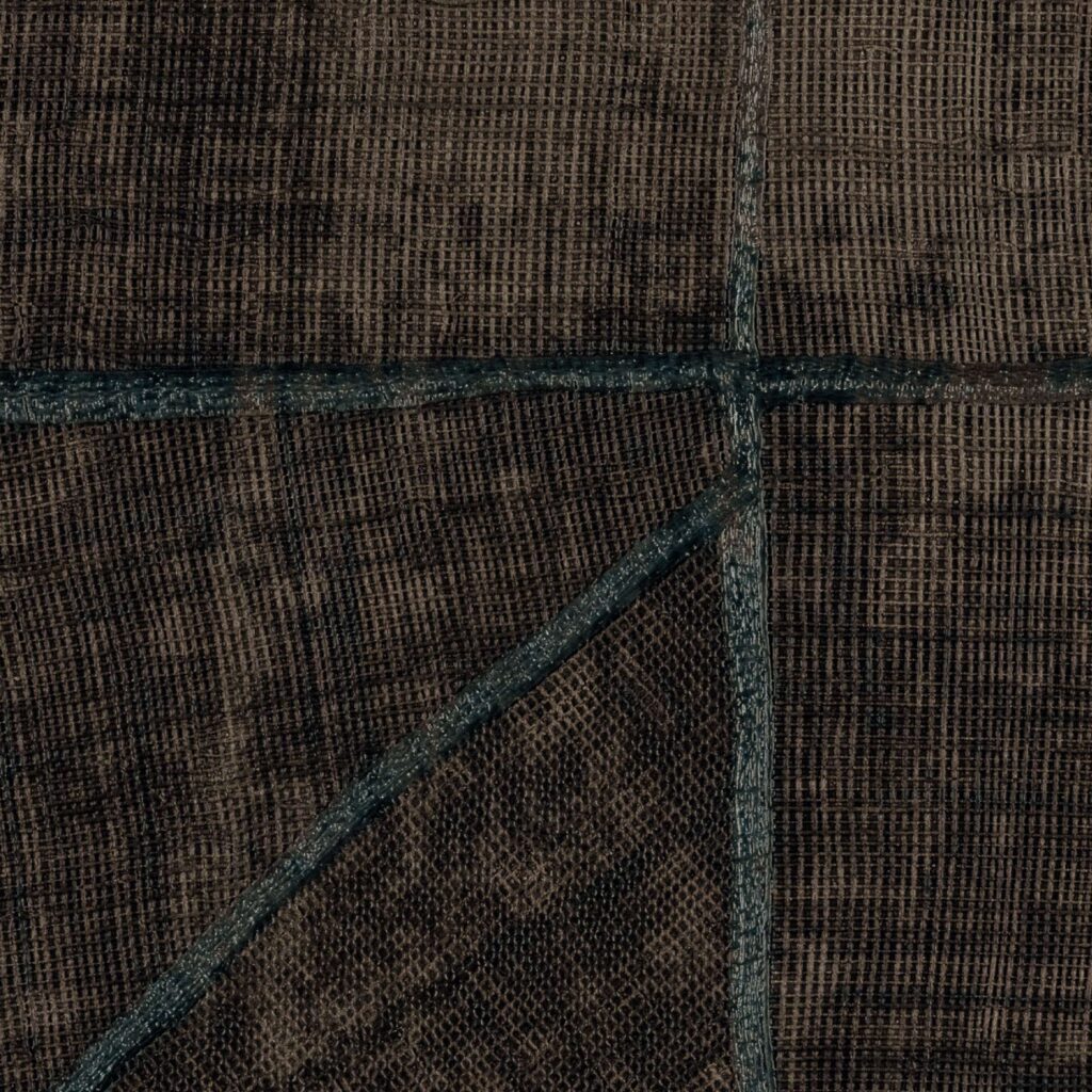 Donkerbruin Elitis-behang uit de La Caravane Chogak collectie met een textielstructuur en abstracte lijnen.