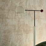 Moderne lamp voor Elitis La Caravane Chogak crèmekleurig behang met grafisch patroon.