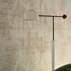 Moderne lamp voor Elitis La Caravane Chogak crèmekleurig behang met grafisch patroon.