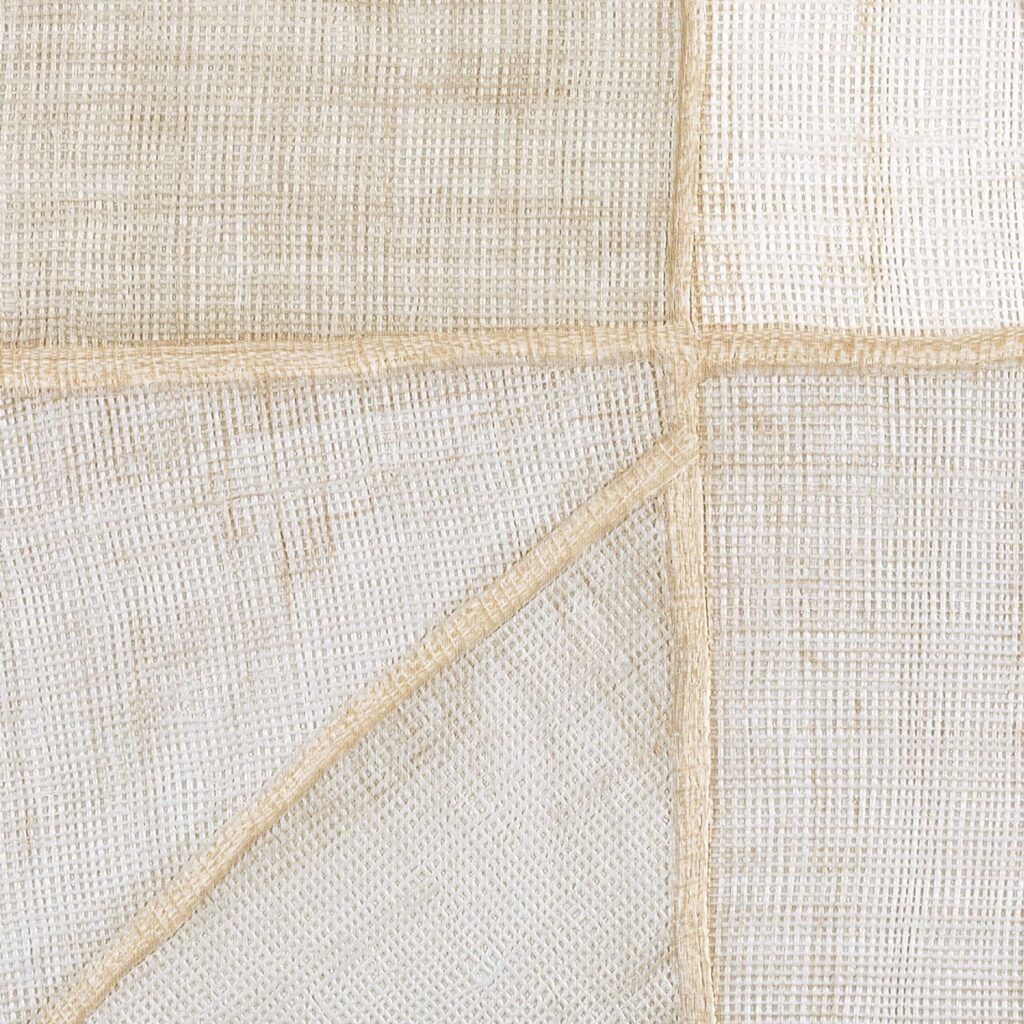 Detail van Elitis-behang La Caravane Kungbo VP 944 02 met een geweven textuur en natuurlijke tinten.