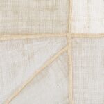 Detail van Elitis-behang La Caravane Kungbo VP 944 02 met een geweven textuur en natuurlijke tinten.