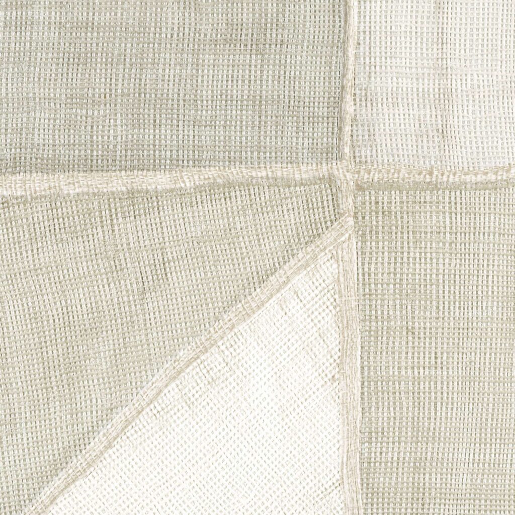 Detail van Elitis behang La Caravane Kungbo VP 944 03 met een geometrisch patroon in geweven textuur en naturel tinten.