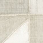 Detail van Elitis behang La Caravane Kungbo VP 944 03 met een geometrisch patroon in geweven textuur en naturel tinten.