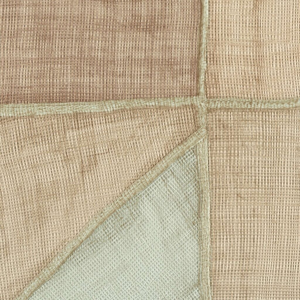 Close-up van Elitis-behang La Caravane Kungbo VP 944 04 met een patchwork patroon van geweven textuur in aardetinten.