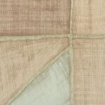 Close-up van Elitis-behang La Caravane Kungbo VP 944 04 met een patchwork patroon van geweven textuur in aardetinten.