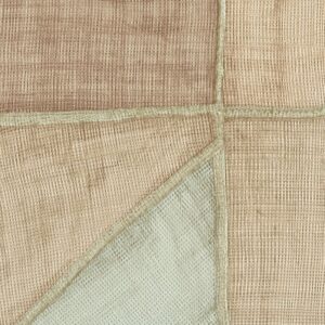 Close-up van Elitis-behang La Caravane Kungbo VP 944 04 met een patchwork patroon van geweven textuur in aardetinten.